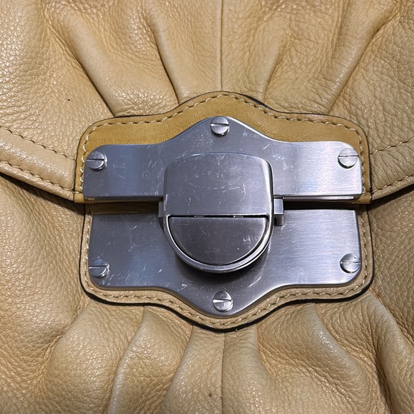 Gorgeous pale yellow B Makowski handbag - Picture 2 of 9